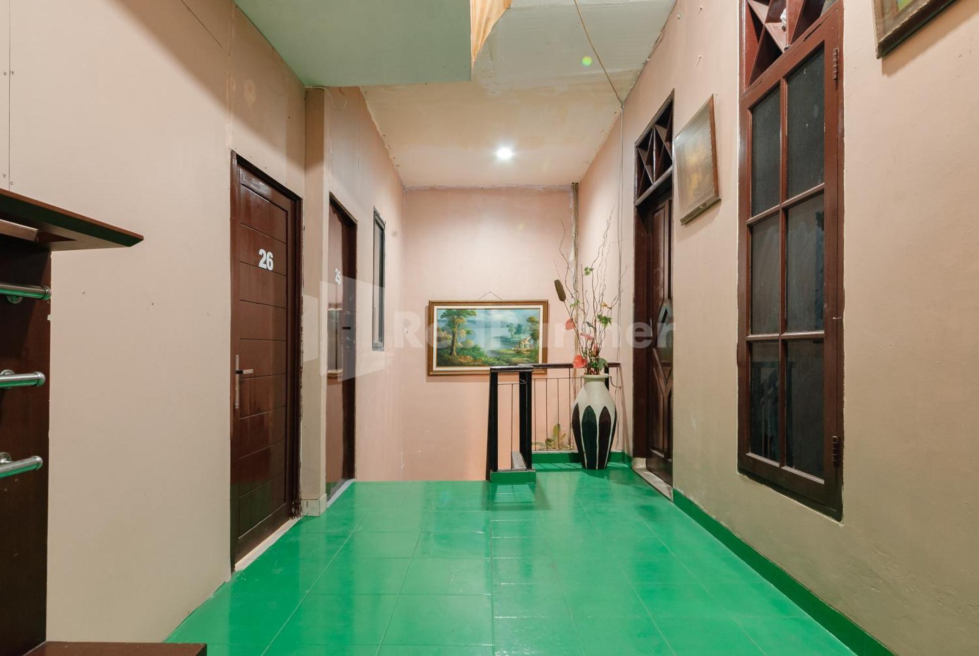 Sr Near Mall Ciputra Cibubur Mitra Reddoorz