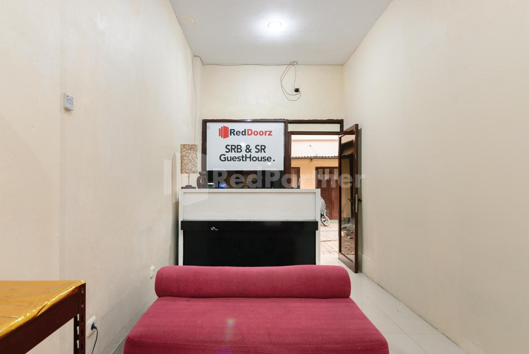 Sr Near Mall Ciputra Cibubur Mitra Reddoorz Hotel 2*