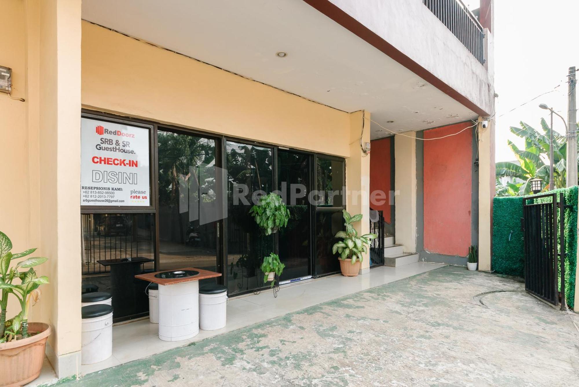 Hotel Sr Near Mall Ciputra Cibubur Mitra Reddoorz Bekasi