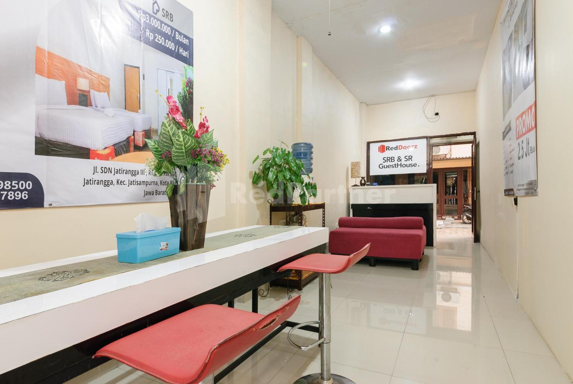 Sr Near Mall Ciputra Cibubur Mitra Reddoorz 2*