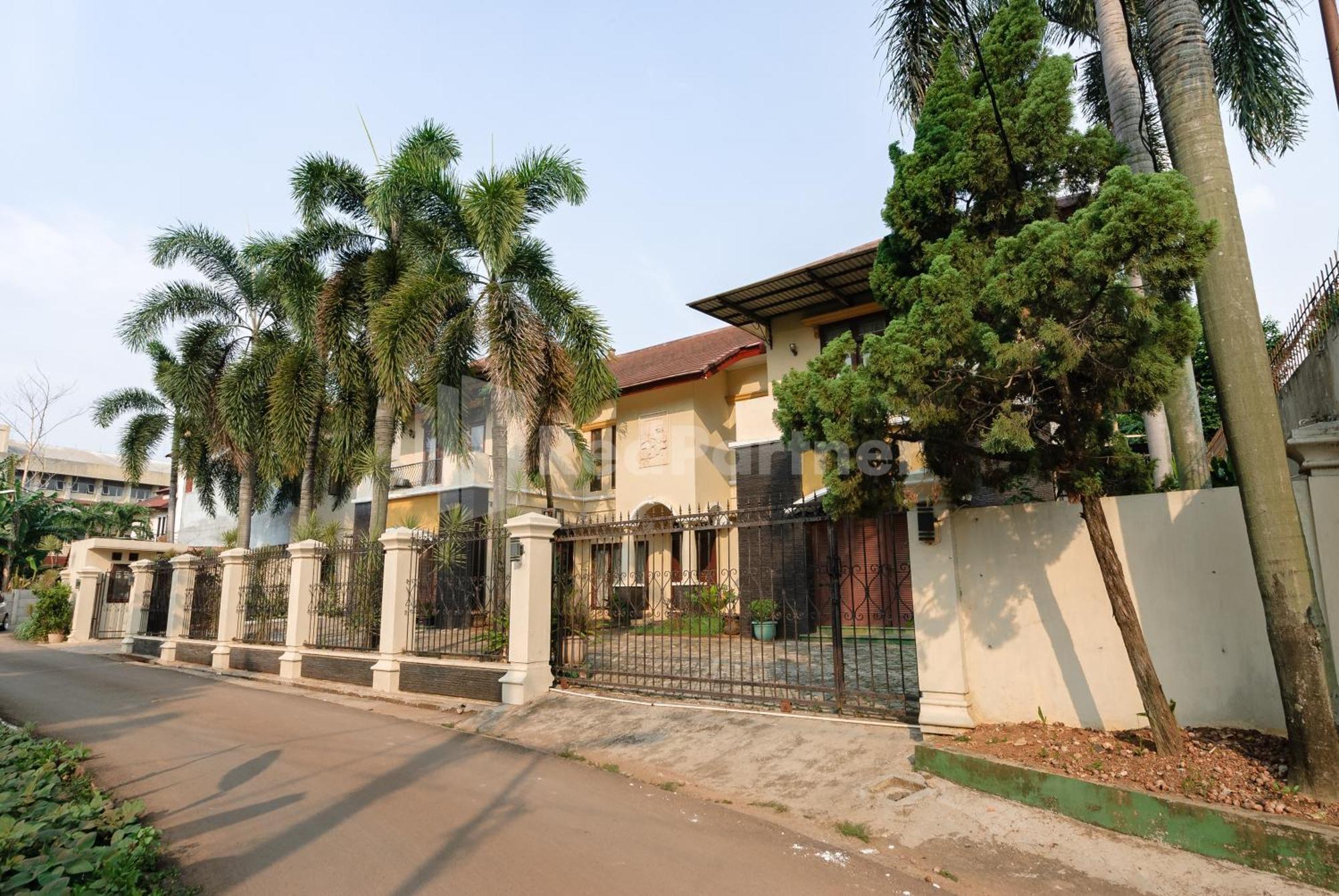 Hotel Sr Near Mall Ciputra Cibubur Mitra Reddoorz