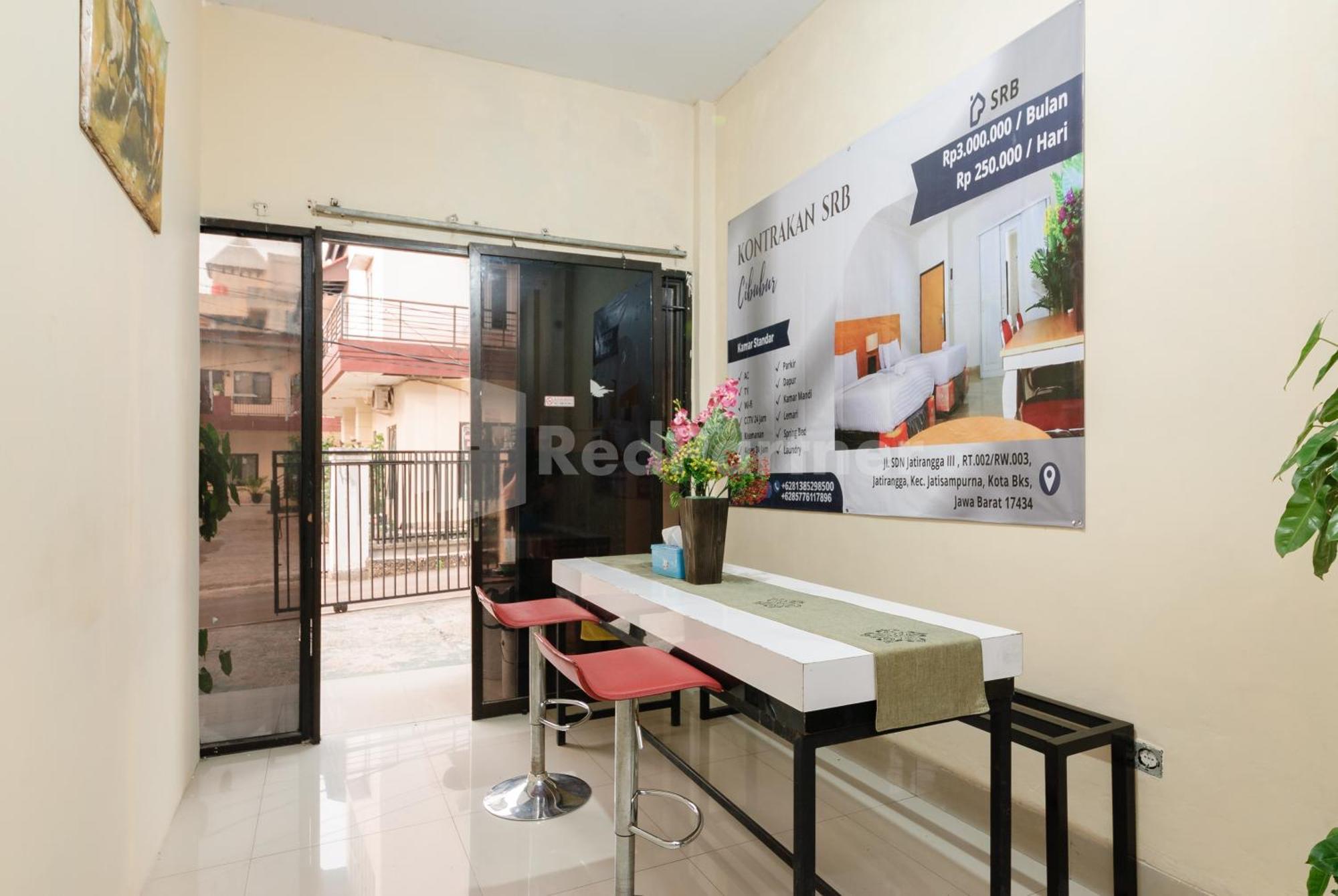 Sr Near Mall Ciputra Cibubur Mitra Reddoorz Hotel 2*
