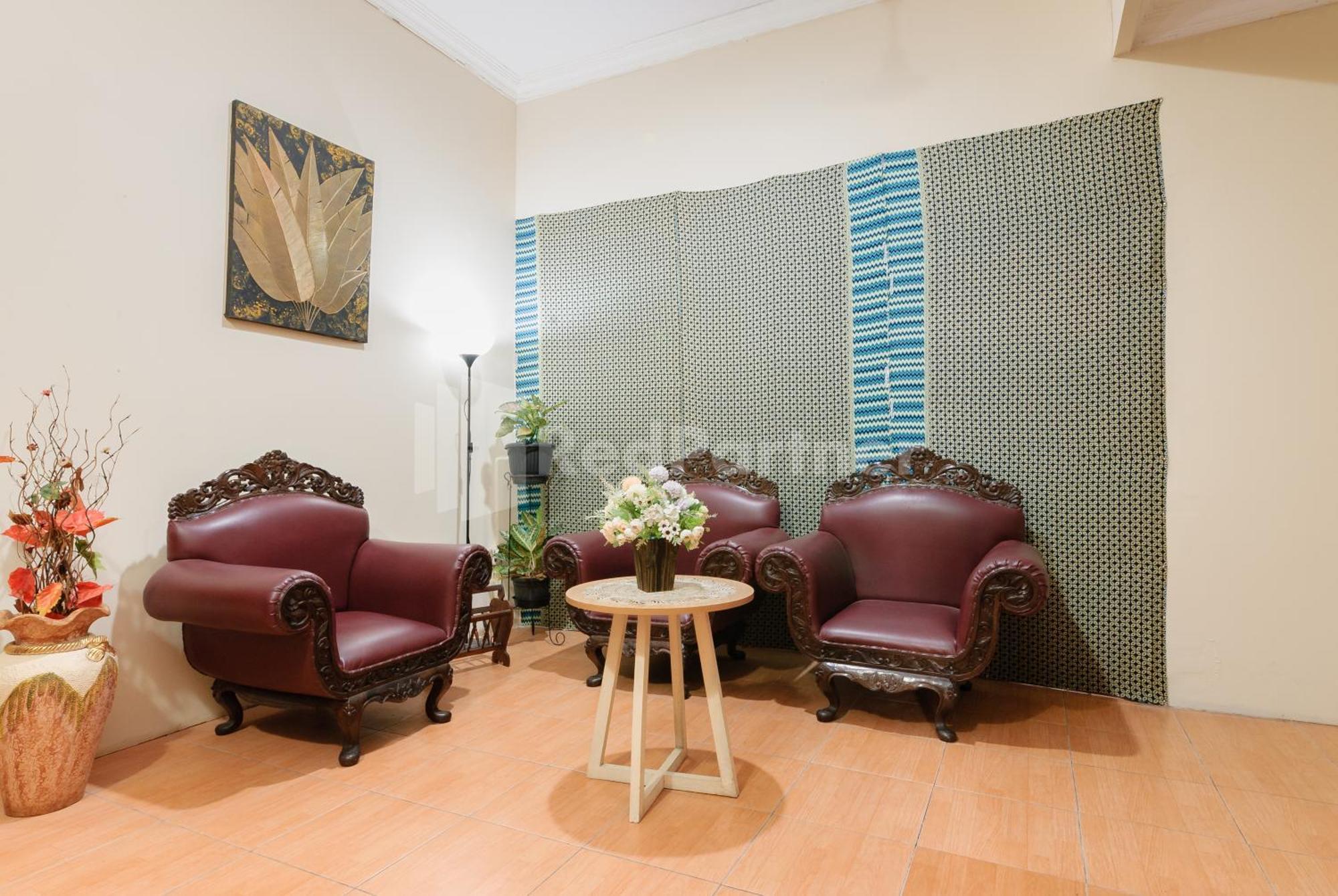 Sr Near Mall Ciputra Cibubur Mitra Reddoorz 2*