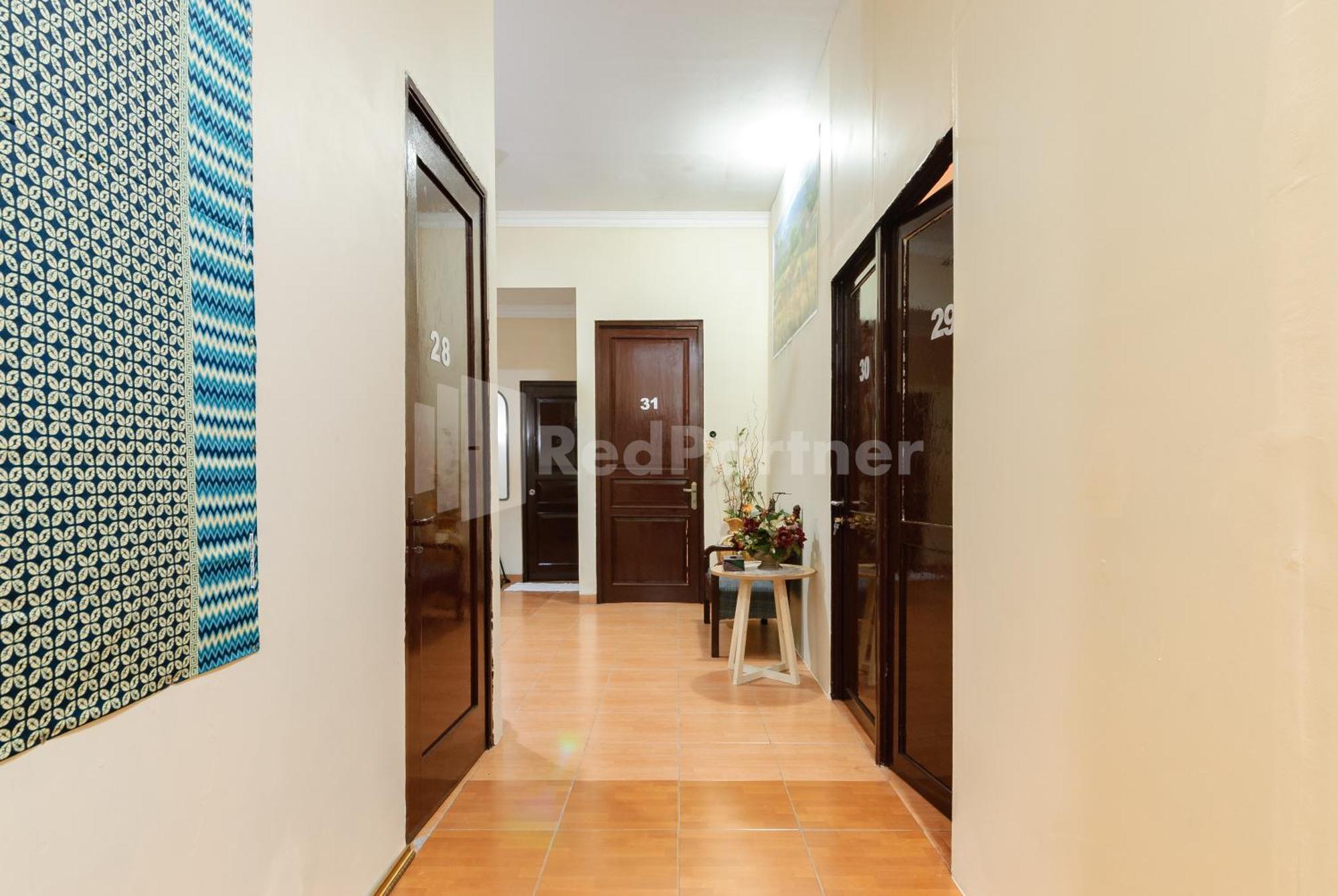 Hotel Sr Near Mall Ciputra Cibubur Mitra Reddoorz