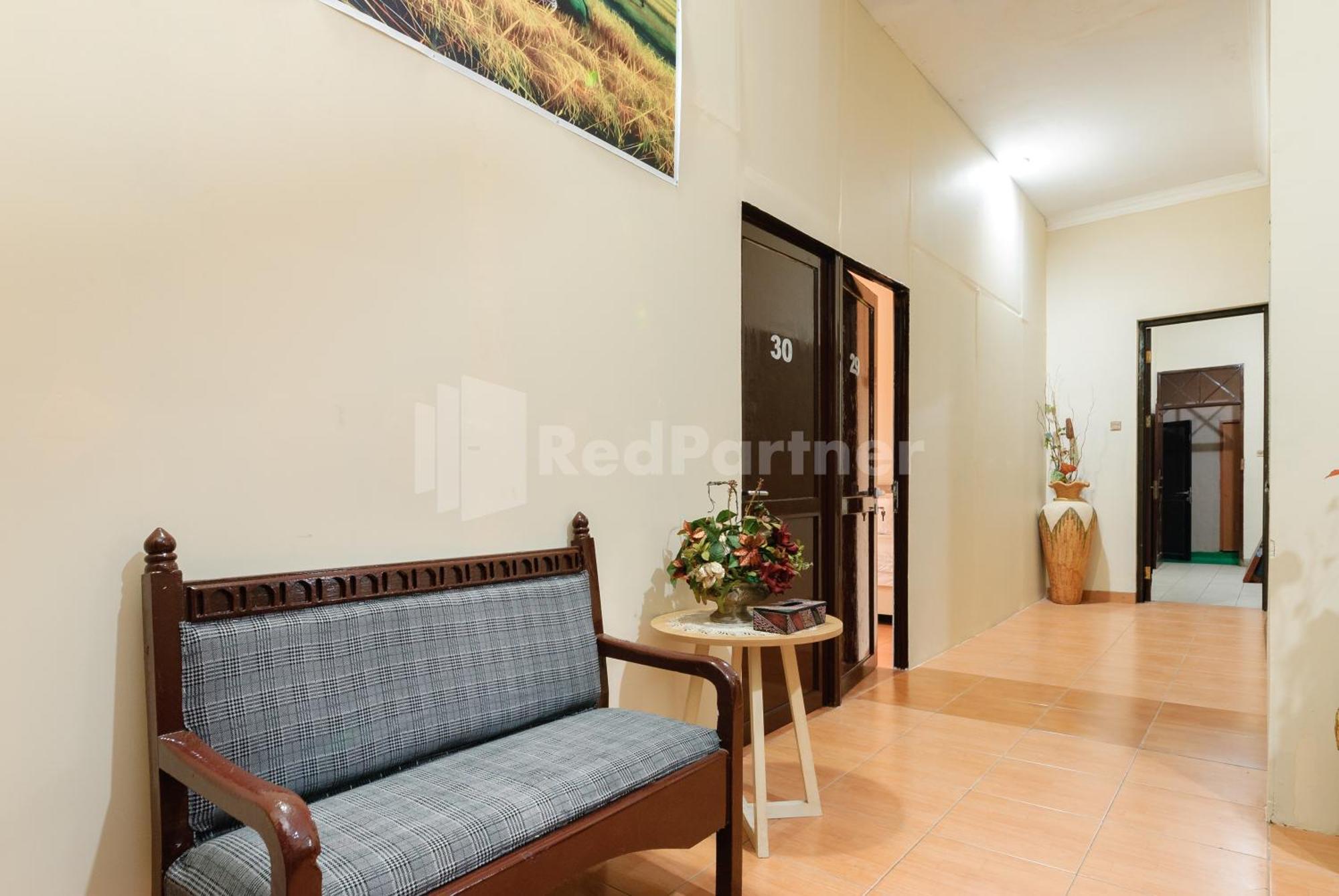 Hotel Sr Near Mall Ciputra Cibubur Mitra Reddoorz