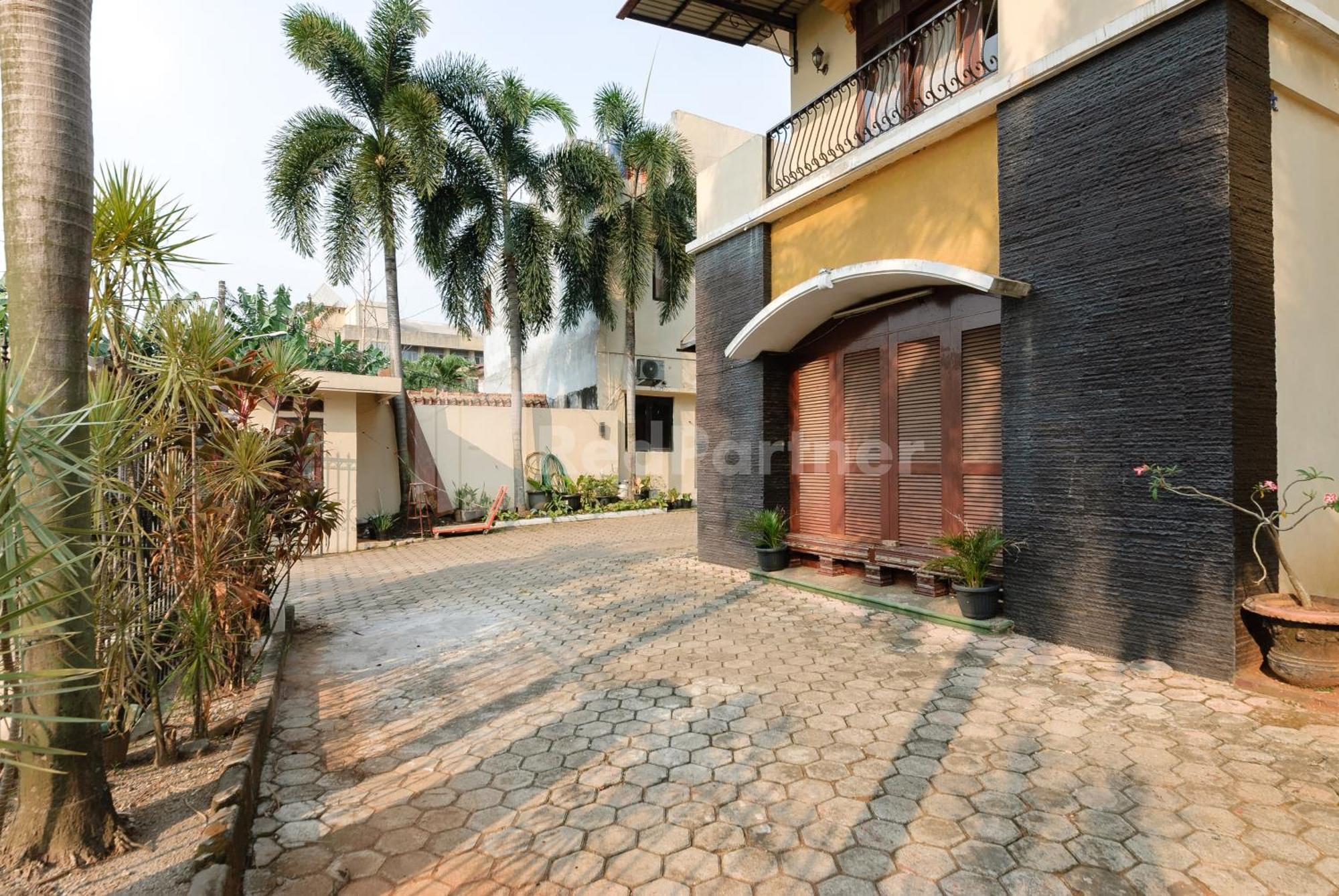 Sr Near Mall Ciputra Cibubur Mitra Reddoorz 2*