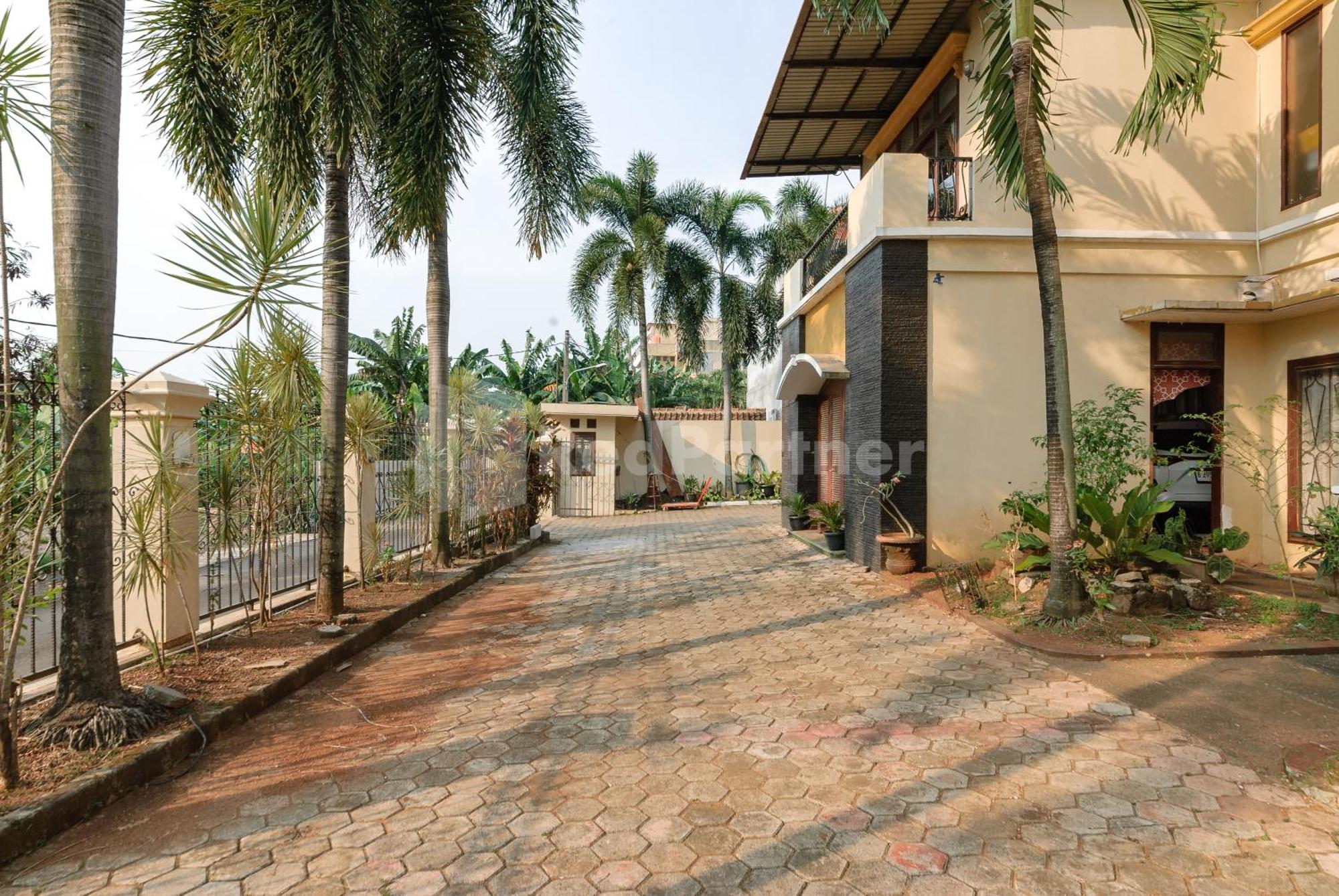 Sr Near Mall Ciputra Cibubur Mitra Reddoorz Bekasi