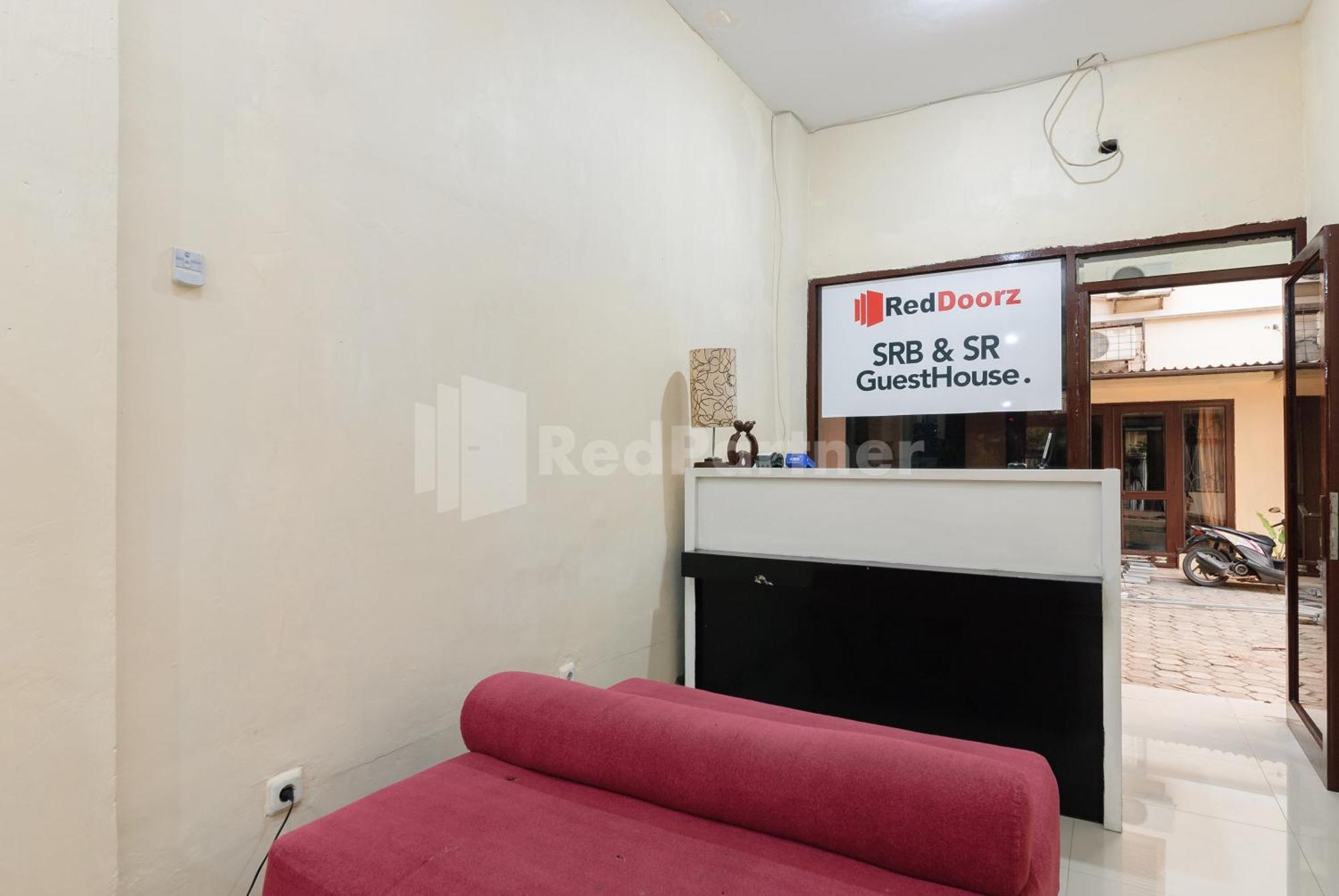 Sr Near Mall Ciputra Cibubur Mitra Reddoorz Hotel 2*