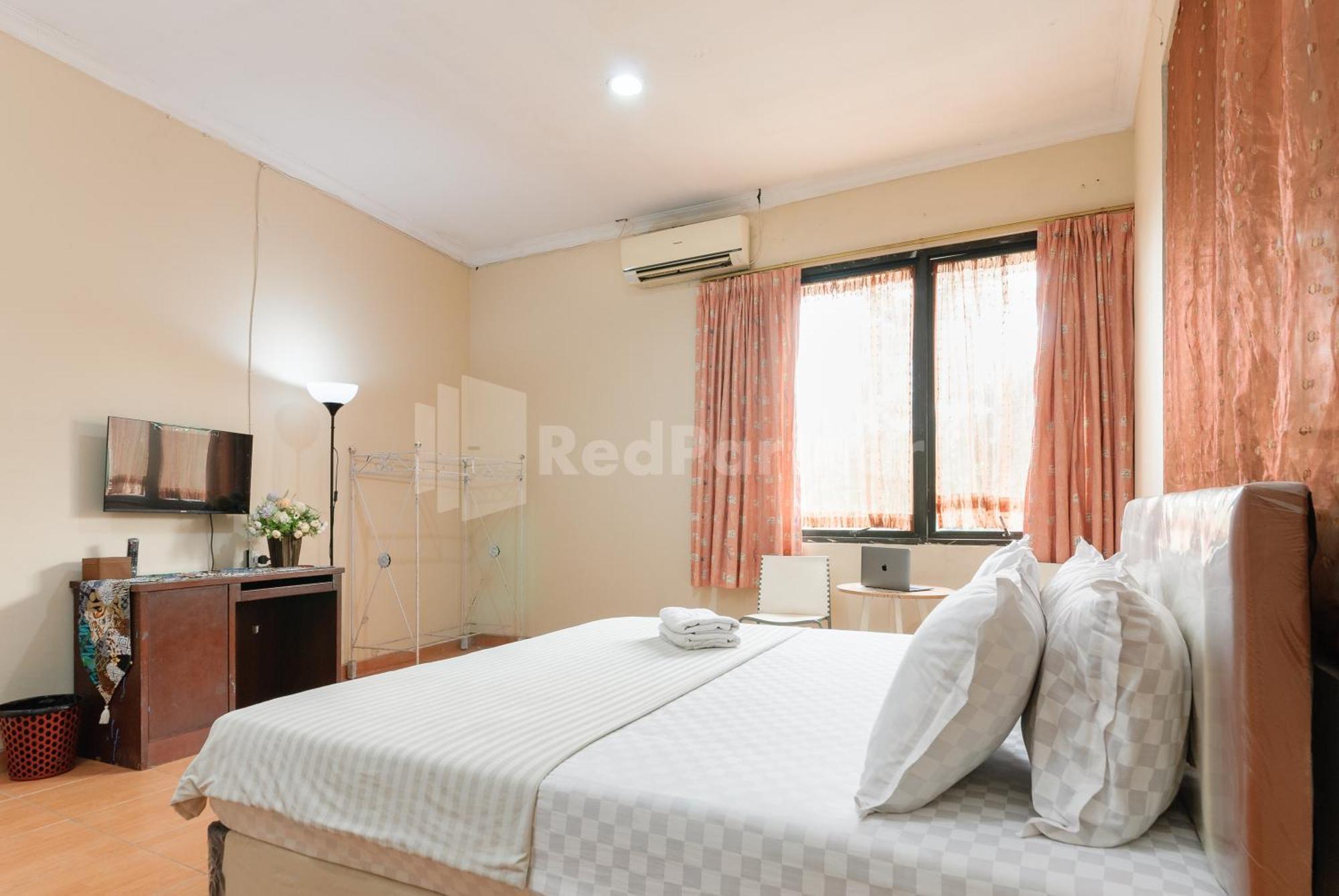 Hotel Sr Near Mall Ciputra Cibubur Mitra Reddoorz 2*