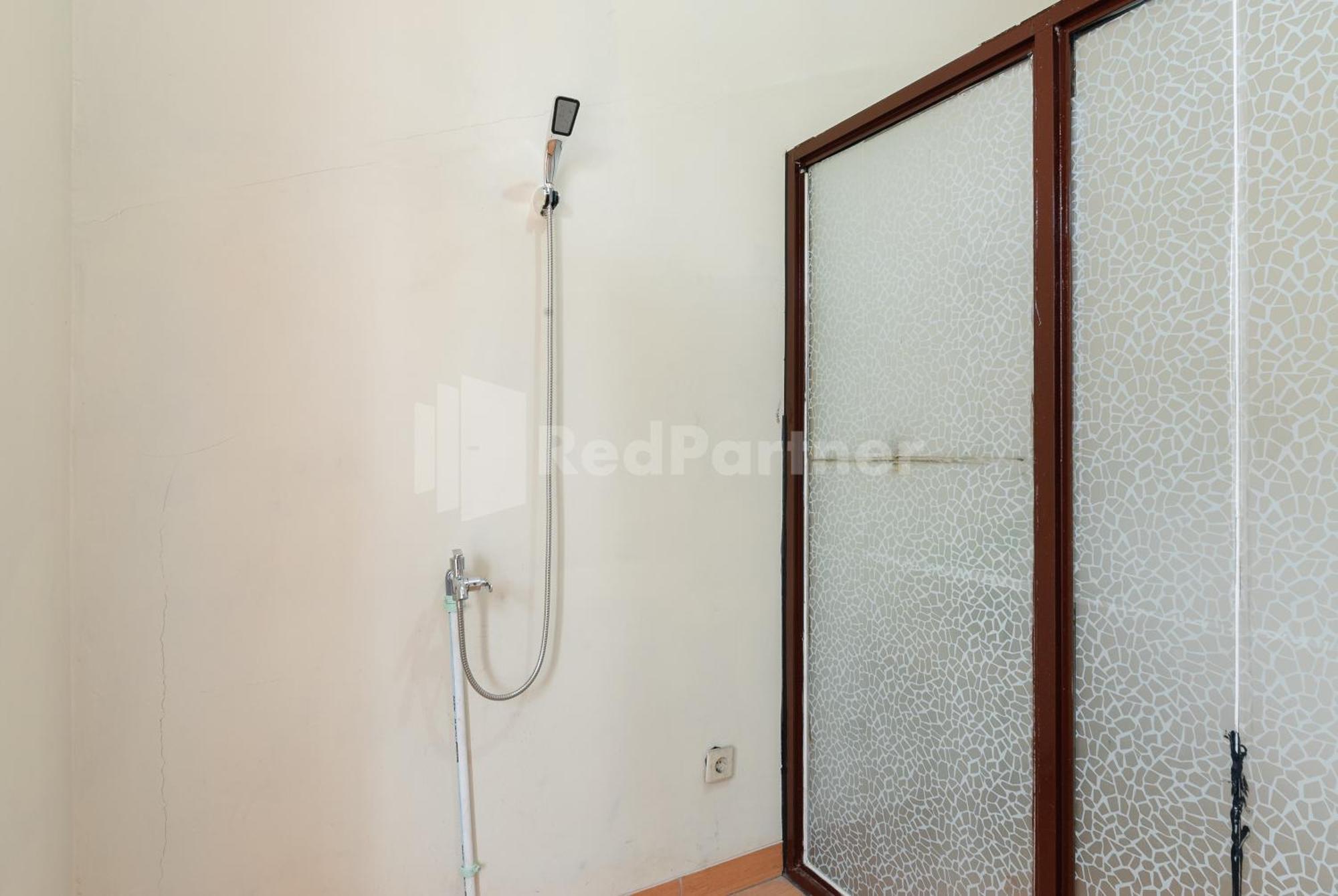 Sr Near Mall Ciputra Cibubur Mitra Reddoorz Hotel 2*