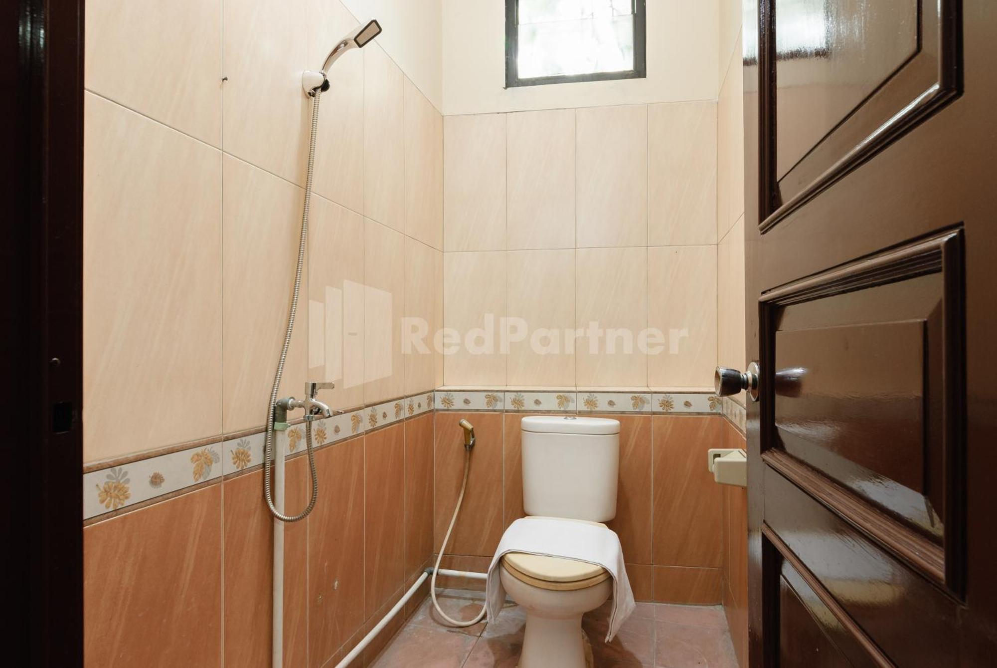 Hotel Sr Near Mall Ciputra Cibubur Mitra Reddoorz