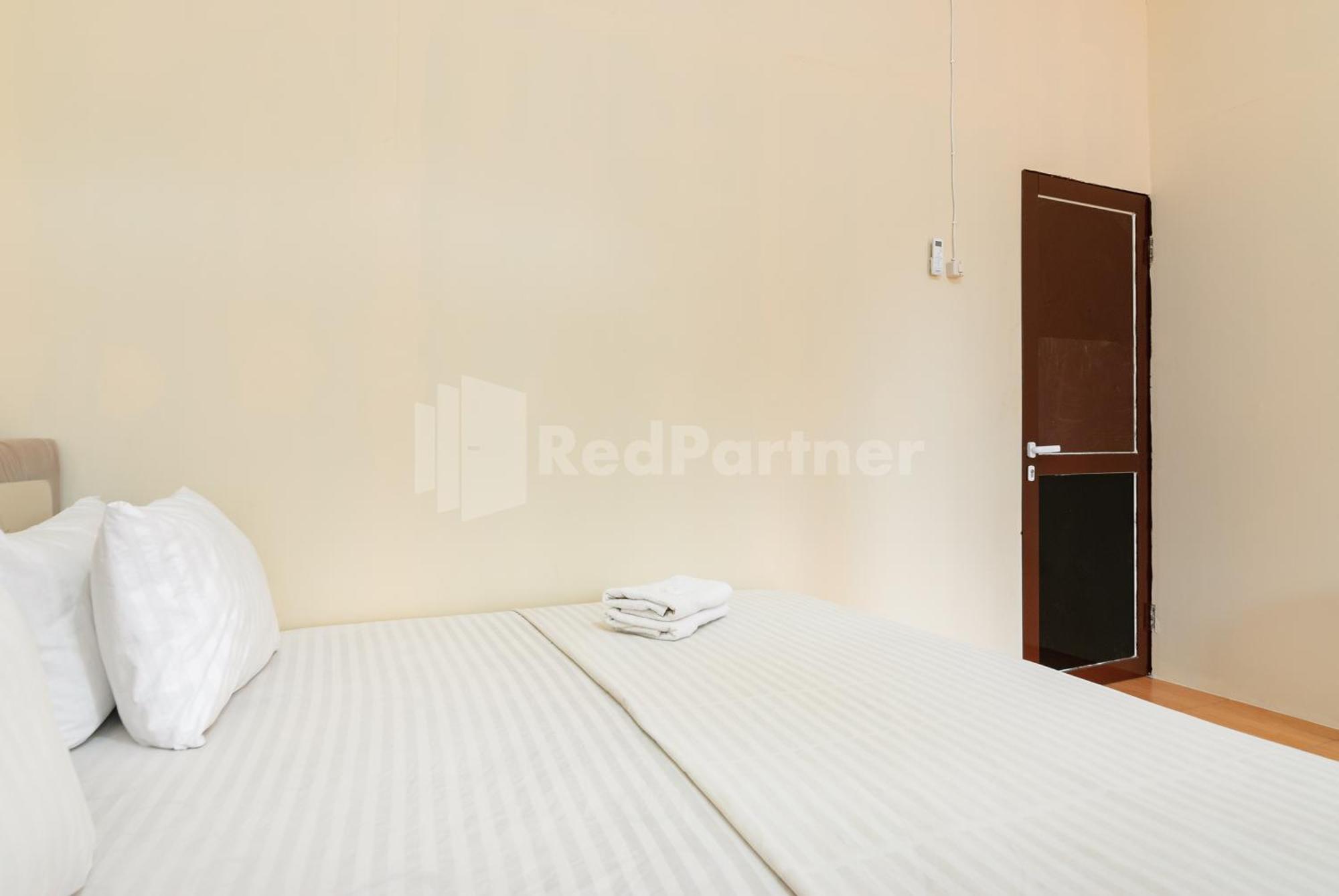 Sr Near Mall Ciputra Cibubur Mitra Reddoorz Hotel 2*
